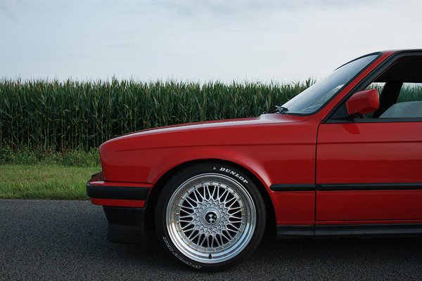 Wie kann man die Sichtbarkeit des Fahrzeugs bei schlechten Wetterbedingungen verbessern?